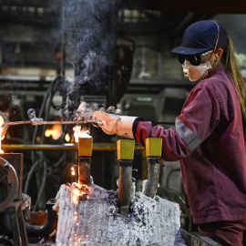 Una trabajadora manipula metal fundido en la planta de la siderúrgica Betsaide, (Bizcaia).