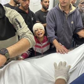 Familiares de las víctimas acuden a la morgue del Hospital al Shifa, después de un bombardeo israelí el pasado lunes.