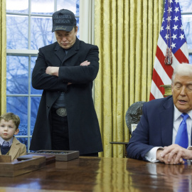 Fotografía de archivo del 11 de febrero de 2025 del presidente de los Estados Unidos, Donald Trump, junto al magnate Elon Musk.