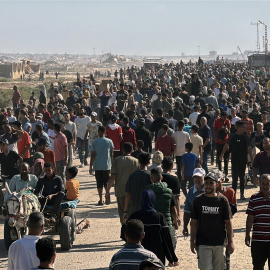 Palestinos que buscan ayuda se reúnen cerca de un centro de distribución de ayuda administrado por la Fundación Humanitaria de Gaza, respaldada por Estados Unidos, en Rafah.