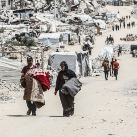 Los residentes palestinos huyen hacia "zonas más seguras", tras los ataques israelíes en Jabalia.