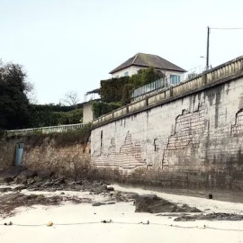 Aspecto del chalet de la pareja de Feijóo desde la playa de O Con.