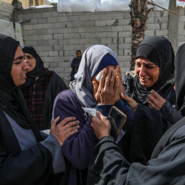 20 de marzo de 2025, Territorios Palestinos, Khan Yunis: Mujeres lloran a sus seres queridos, asesinados por Israel durante su bombardeo nocturno sobre Gaza, tras recibir sus cuerpos en la morgue del Hospital Nasser para su entierro. Foto: Abed Rahim Khatib/dpaFoto de archivoFirma: Abed Rahim Khatib / dpa - Solo para uso en España
