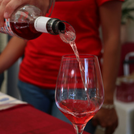 Primer pla d'una persona servint una copa de vi en la Fira del Vi de la DO Tarragona