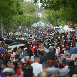 Cientos de personas en la pradera de San Isidro, a 15 de mayo de 2025, en Madrid (España).