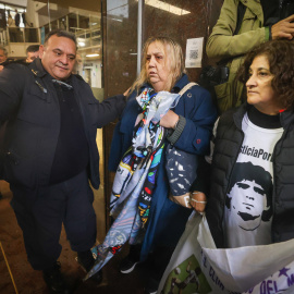 Seguidores de Diego Armando Maradona asisten al juicio por la muerte del exjugador de fútbol argentino, a 27 de mayo de 2025, en Buenos Aires (Argentina)