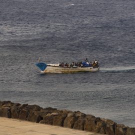 Foto de archivo de migrantes en un cayuco.