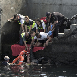 Rescate tras volcar un cayuco en el puerto de La Restinga (El Hierro) este miércoles.
