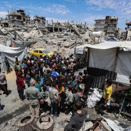 Palestinos haciendo cola para recibir comida en Beit Lahia, al norte de la Franja de Gaza.