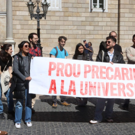 Concentració de doctorands a finals d'abril a la plaça Sant Jaume per reclamar millores.