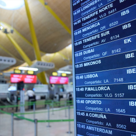 Panel informativo de las salidas de vuelos en la zona de facturación de la Terminal 4 del Aeropuerto Adolfo Suárez Madrid-Barajas.