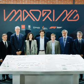 La presidenta de la Comunidad de Madrid, Isabel Díaz Ayuso,  el alcalde de Madrid, José Luis Martínez Almeida, y el piloto de Fómula 1, Carlos Sainz,  durante la presentación del circuito de Fórmula 1, en IFEMA, a 25 de abril de 2025, en Madrid (España).