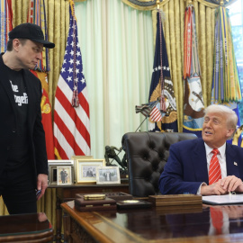 Elon Musk escucha Donald Trump en el Despacho Oval este viernes 30 de mayo.