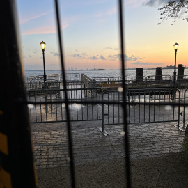 Vista de la lluvia desde la ventana de una casa