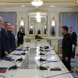 El ministro turco de Asuntos Exteriores, Hakan Fidan, y el presidente ucraniano, Volodymyr Zelenskyi, en una reunión celebrada este viernes en Estambul