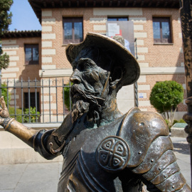 Estatua de Don Quijote frente al Museo Casa Natal de Cervantes en Alcalá de Henares, Madrid