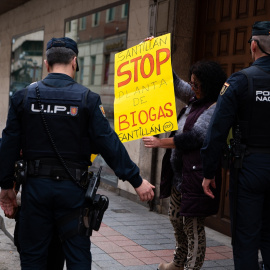 Una mujer en una concentración contra la instalación de una macroplanta de biogás el 22 de febrero de 2025 en Palencia.