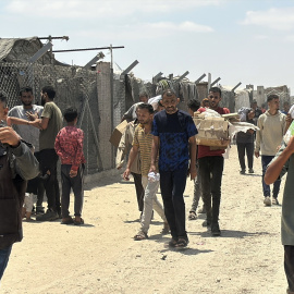 Decenas de palestinos se reúnen cerca de un punto de distribución de ayuda en Rafah (Gaza), a 28 de mayo de 2025