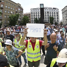 Concentración por los 7.291 fallecidos en residencias en la Comunidad de Madrid durante la pandemia, este domingo 1 de junio en Madrid.
