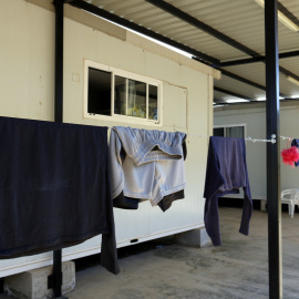 Roba estesa fora l'alberg per a temporers de Seròs, al Segrià.