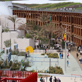 La bandera catalana onejant a l'Expo d'Osaka.