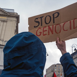 Un grupo de activistas y manifestantes pro-Palestina se reúnen en el Palacio Presidencial de Polonia, en Varsovia.