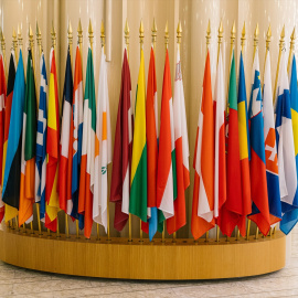 Imagen de archivo de las banderas de los países miembros de la Unión Europea en el interior del Parlamento Europeo.