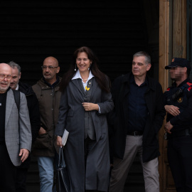 (Foto de ARCHIVO)La expresidenta del Parlament de Cataluña Laura Borràs sale del TSJC, 4 de abril de 2025, en Barcelona, Catalunya (España). El Tribunal Superior de Justicia de Cataluña (TSJC) ha pedido al Gobierno el indulto parcial de la expresidenta del Parlament, condenada a cuatro años y medio de cárcel por delitos de prevaricación y falsedad en documento oficial por los contratos adjudicados en la Institució de les Lletres Catalanes (ILC), y ha suspendido su ingreso inmediato en un centro penitenciario. Mientras el Gobierno resuelve la petición de indulto, se ha suspendido la ejecución de la condena de prisión de Borràs, aunque no los años de inhabilitación que se le impusieron, por lo que no podrá ejercer ninguna actividad, empleo o cargo público.David Zorrakino / Europa Press04 ABRIL 2025;BARCELONA;CATALUÑA;INHABILITACIÓN04/4/2025