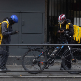 Fotografía de archivo de dos repartidores de Glovo en Madrid.