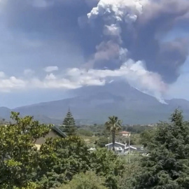 GRAF9483. CATANIA, 02/06/2025.- El Etna, el mayor volcán activo de la placa europea y situado en la isla italiana de Sicilia (sur), ha entrado nuevamente en erupción con fuertes explosiones, una alta columna de humo y una colada de material piroclástico sobre su ladera sureste. (imagen tomada de vídeo).- EFE/ANSA
