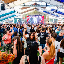 Decenas de personas durante el primer día del Festival Sónar, en la Fira de Barcelona, a 13 de junio de 2024, en Barcelona.