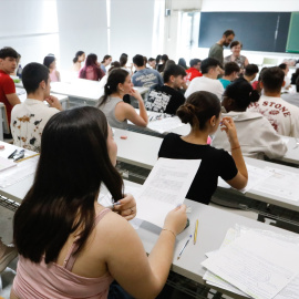 Estudiantes se examinan el primer día de las pruebas de la Evaluación del Bachillerato para el Acceso a la Universidad (EBAU), 05 de junio de 2024.