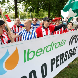 Trabajadores de Iberdrola procedentes de varios puntos del Estado se han concentrado ante a la sede en Bilbao, coincidiendo con la junta de accionistas.