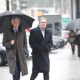 El consejero delegado de la multinacional española de servicios móviles avanzados (Grupo ZED), Javier Pérez Dolset (d) llega junto a su abogado (i) a prestar declaraciones a la Audiencia Nacional, en Madrid (España), a 22 de noviembre de 2019.Eduardo Parra / Europa Press22 noviembre 2019. blanqueo, fraude22/11/2019