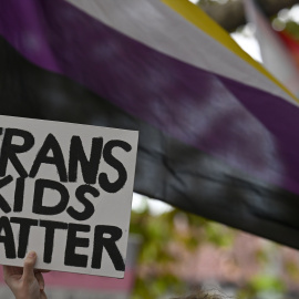 Imagen de archivo de una manifestación por el Día Nacional de Acción para la Protección de la Juventud Trans en Pride Square, Sidney.