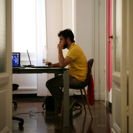 Ser humano en el mundo digital no es aceptar pasivamente su lógica, sino ejercer activamente los derechos que nos configuran como tales.