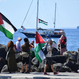 Madleen, el velero de la ONG Flotilla de la Libertad, amarrado antes de partir del puerto de San Giovanni Li Cuti rumbo a Gaza, en Catania, Italia, el 01 de junio de 2025.