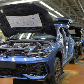 Un Volkswagen Golf en la línea de montaje de la planta de VW en la sede de la compañía en  Wolfsburgo (Alemania).