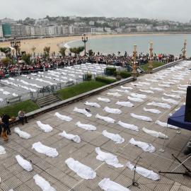 Movilización convocada por la plataforma Gernika-Palestina para denunciar los ataques de Israel contra Gaza, este domingo junto a la playa de La Concha de San Sebastián.