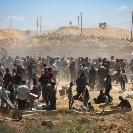 Imagen de archivo de un grupo de palestinos transportan suministros de ayuda recibidos de la Fundación Humanitaria de Gaza, respaldada por EEUU e Israel, a 29 de abril de 2025.