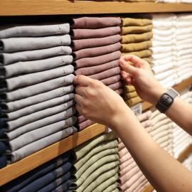 Casi de un día para otro, la ropa se ha convertido en una baratija que dura, con suerte, medio año.