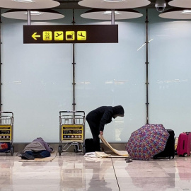 Imagen de archivo de una de las personas sin hogar que pasa la noche en la T4 del Aeropuerto de Barajas.