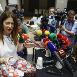 La exmilitante socialista Leire Díez comparece este miércoles ante los medios después de solicitar su baja en el PSO.