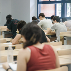 Alumnos durante el primer examen de la PAU 2025, en la Facultad de Químicas, durante la primera jornada de selectividad en Madrid, a 3 de junio de 2025, en Madrid.