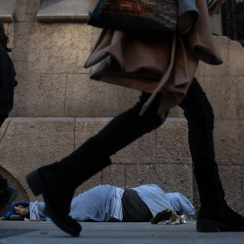 Imagen de archivo de una persona que duerme en la calle, a 14 de diciembre de 2023, en Barcelona.