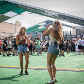 Foto de archivo de varios asistentes en el Sónar.