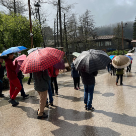 Visitants de Rupit sota la pluja