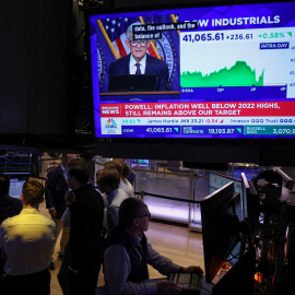 Un monitor de televisión en la Bolsa de Nueva York (NYSE, en sus siglas en inglés) emite una comparecencia del presidente de la Reserva Federal, Jerome Powell.