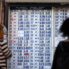 Un cartel de la cotización de las divisas en una oficina de cambio de moneda en Sofia,m la capital de Bulgaria.