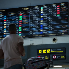 Pantalla informativa con los vuelos y embarques retrasados en el Aeropuerto de San Pablo. A 19 de julio de 2024, en Sevilla.